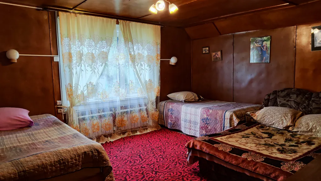 Коттедж Уютный коттедж с камином, баней и детской площадкой с батутом у озера — Завирье