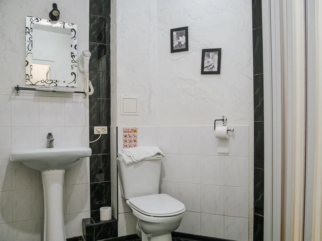 Комната с одной двуспальной кроватью в коттедже