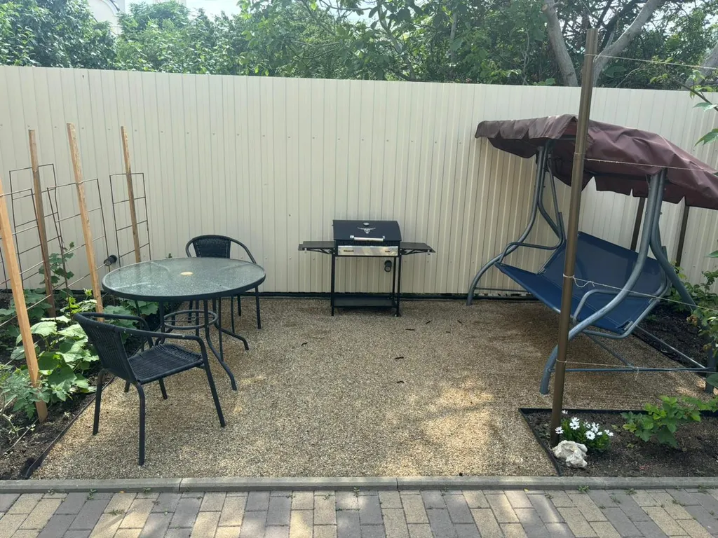 Комната студия в частном доме со своим двором