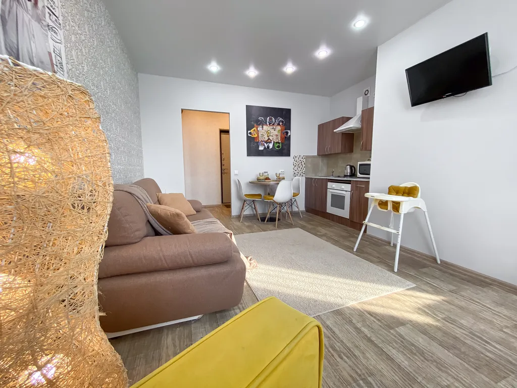 Светлая квартира у ТЦ Аквамолл