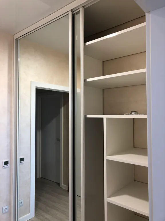 Яркая студия на берегу моря