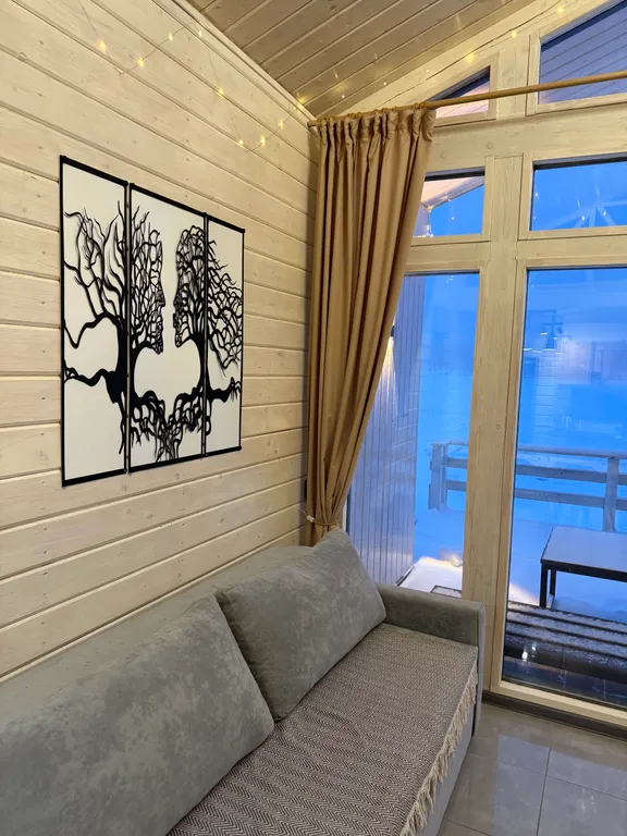 Новый дом в стиле барн Хаус на берегу реки