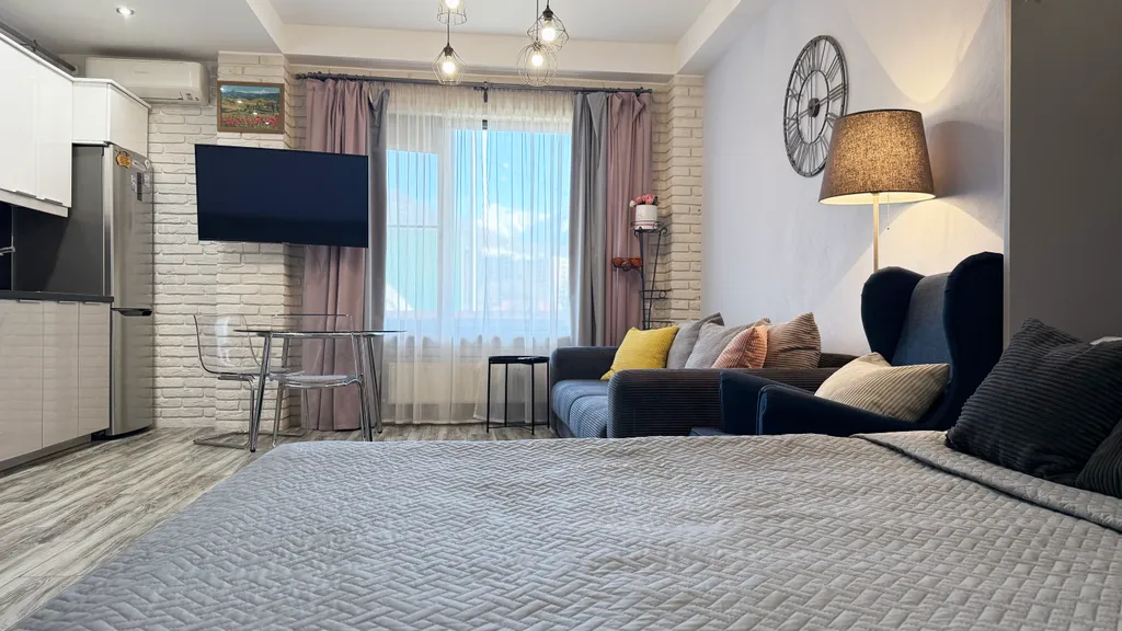 Просторная студия с большим окном в центре Красной Поляны