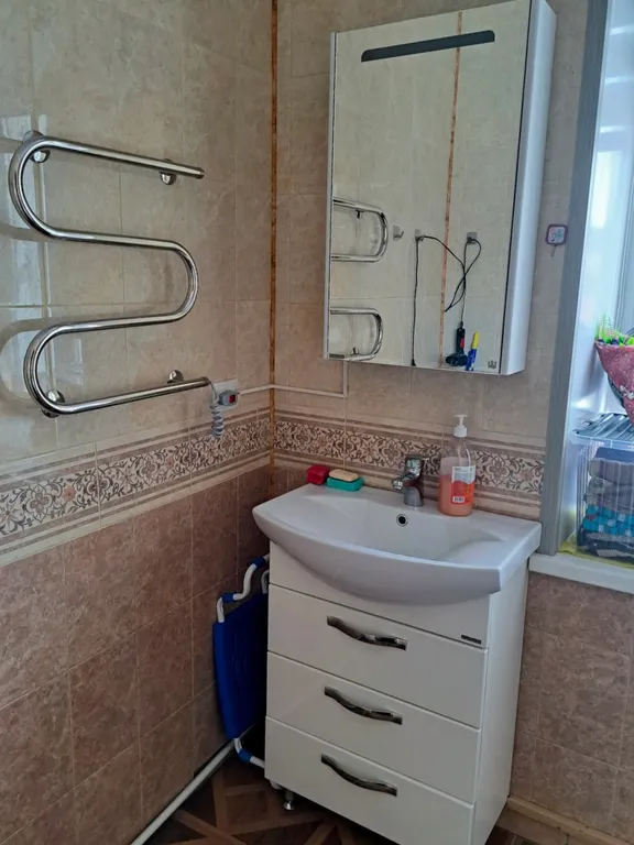 Уютный домик на берегу реки Кола