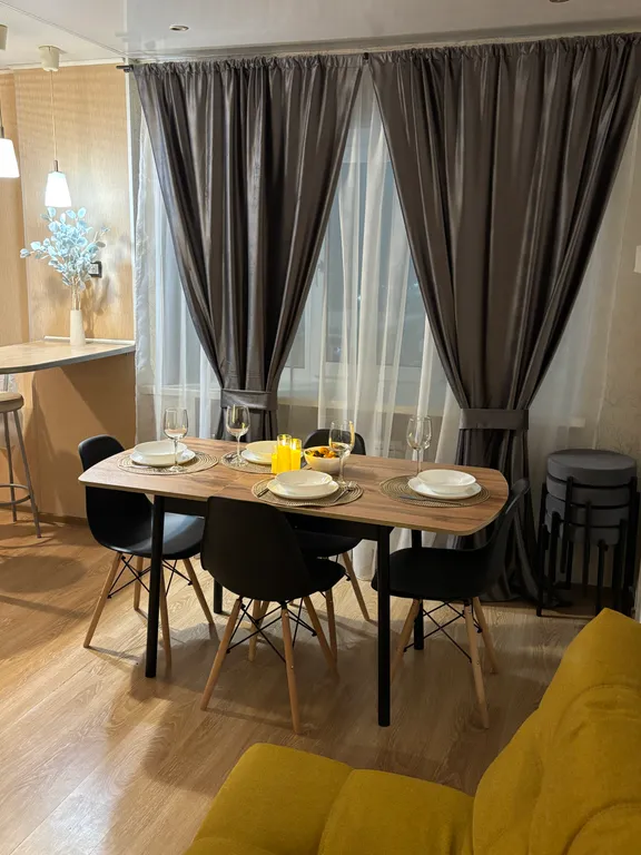 Уютная евротрешка с большой гостиной и двумя спальнями с видом на горы