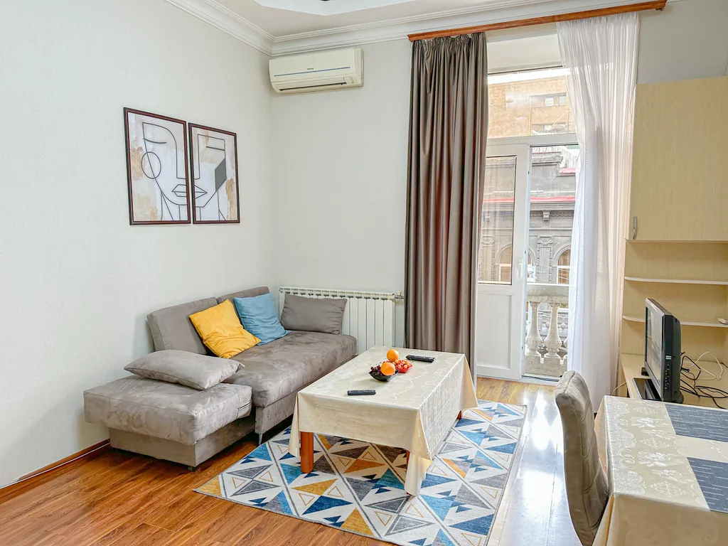 Квартира с французским балконом — аренда посуточно в Ереван