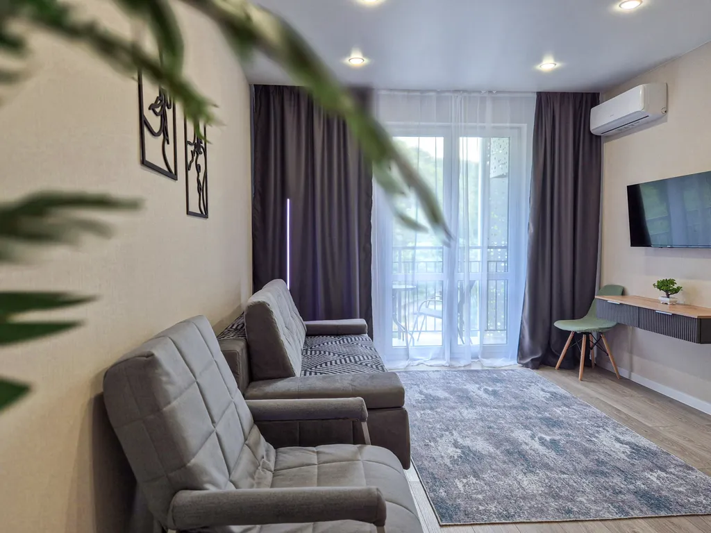 Студия с видом на лес и горы