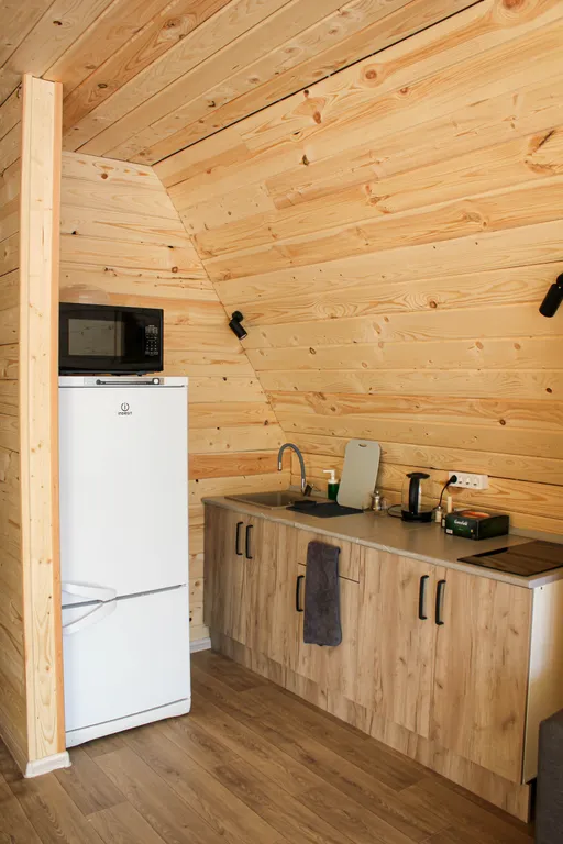 Уютный дом у ручья