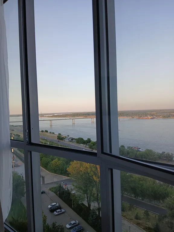 Жизнь с видом реку: огромная лоджия с панорамным остеклением в пол!