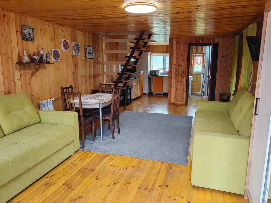 Уютная студия с видом на Катунь и Гору