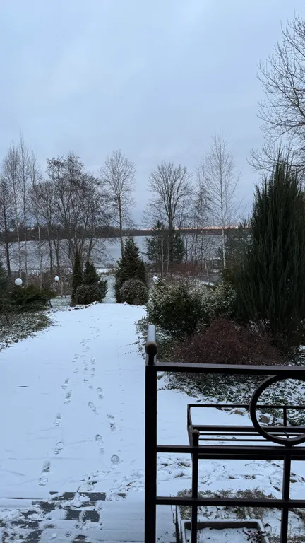 Уютный дом на берегу озера