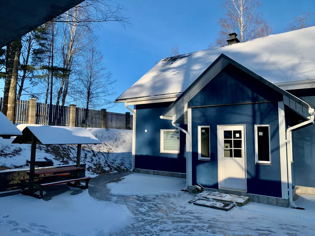 Коттедж на на берегу озера с банями и купелью