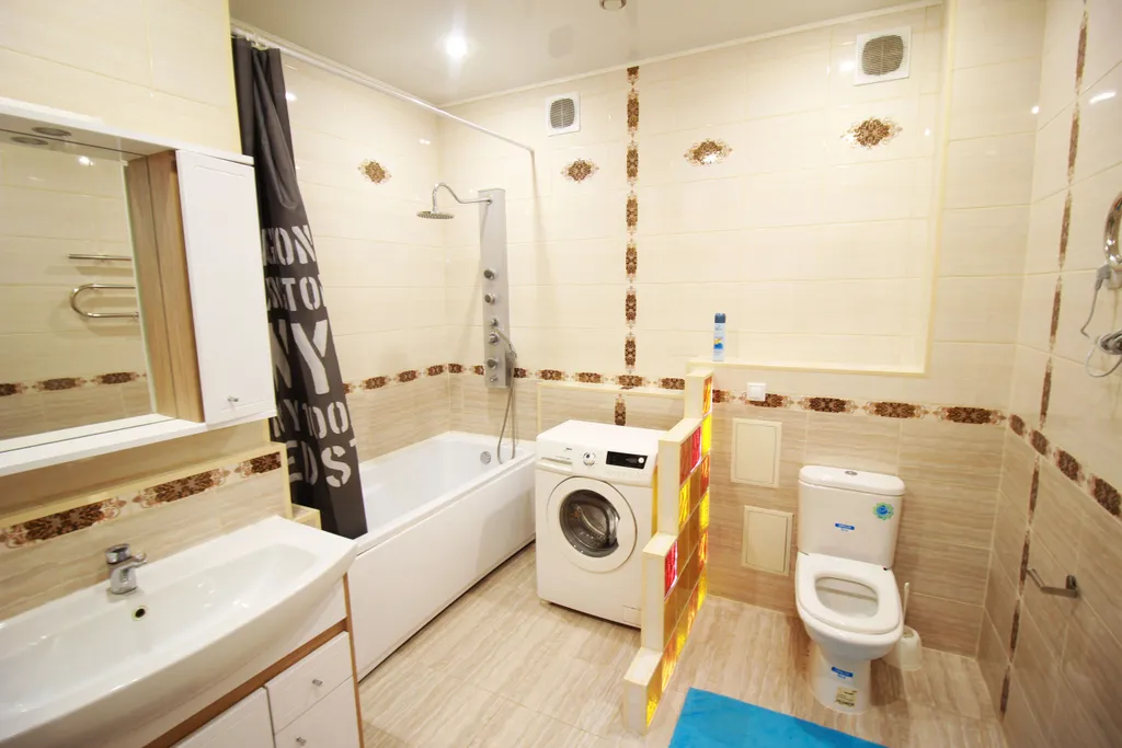 Большая двухкомнатная квартира в центре города с удобной транспортной доступностью — аренда посуточно в Омск