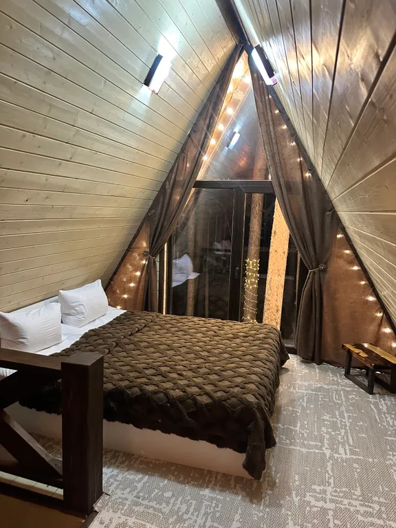 Сказочный дом в лесу с видом на горы