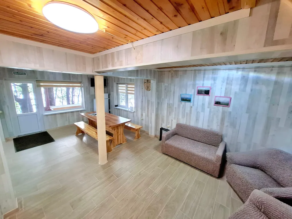 Уютный, комфортный для проживания на берегу озера, в зелени и тишине