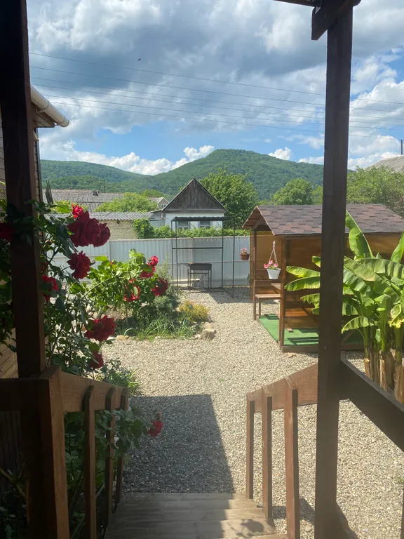 Дача на горке с видом на горы