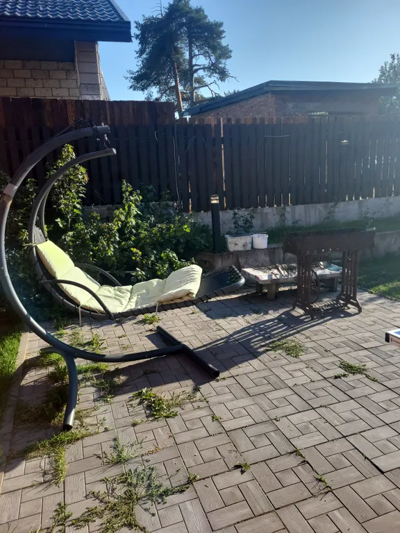 Дом с камином, зоной барбекю, батутом