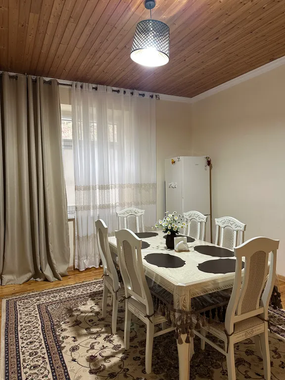 Уютный домик аквамарин у водопада и леса