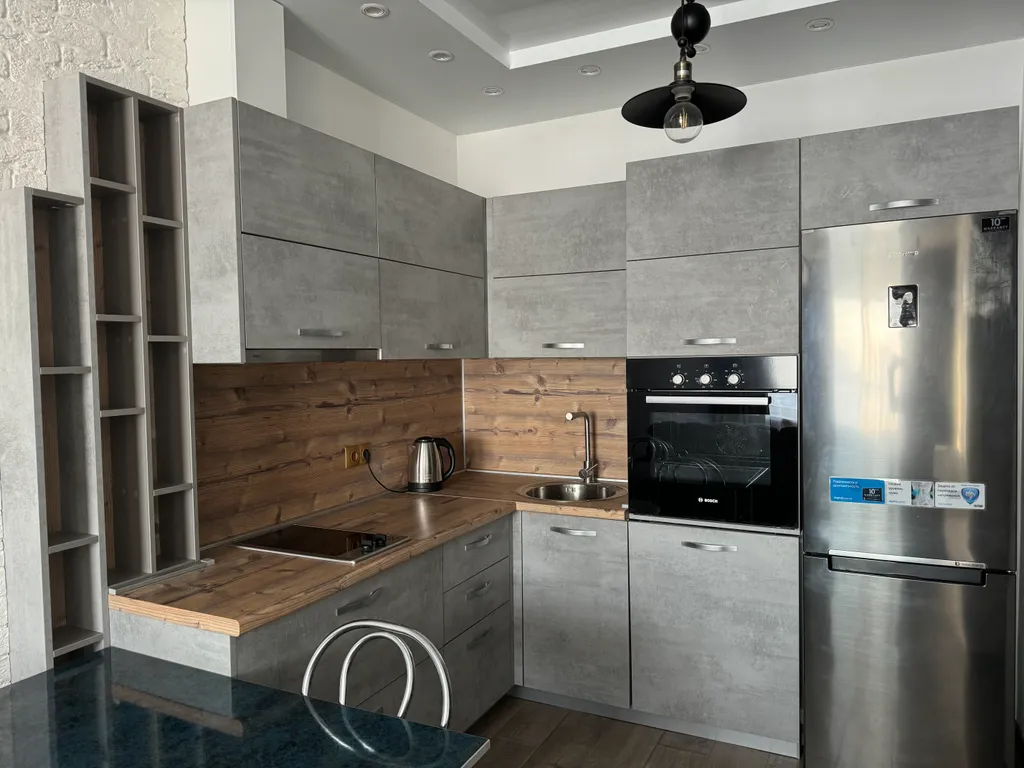 Укомплектованная квартира с отдельной спальней и подземным паркингом!