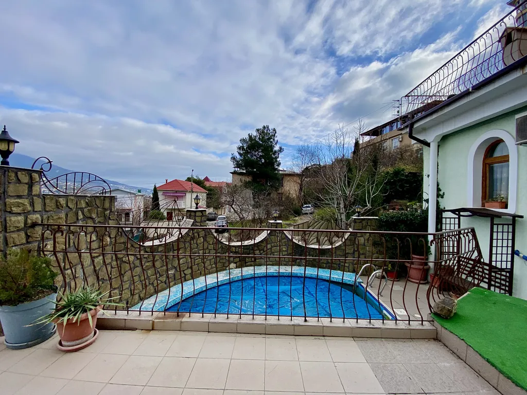 Дом в центре с видом на море