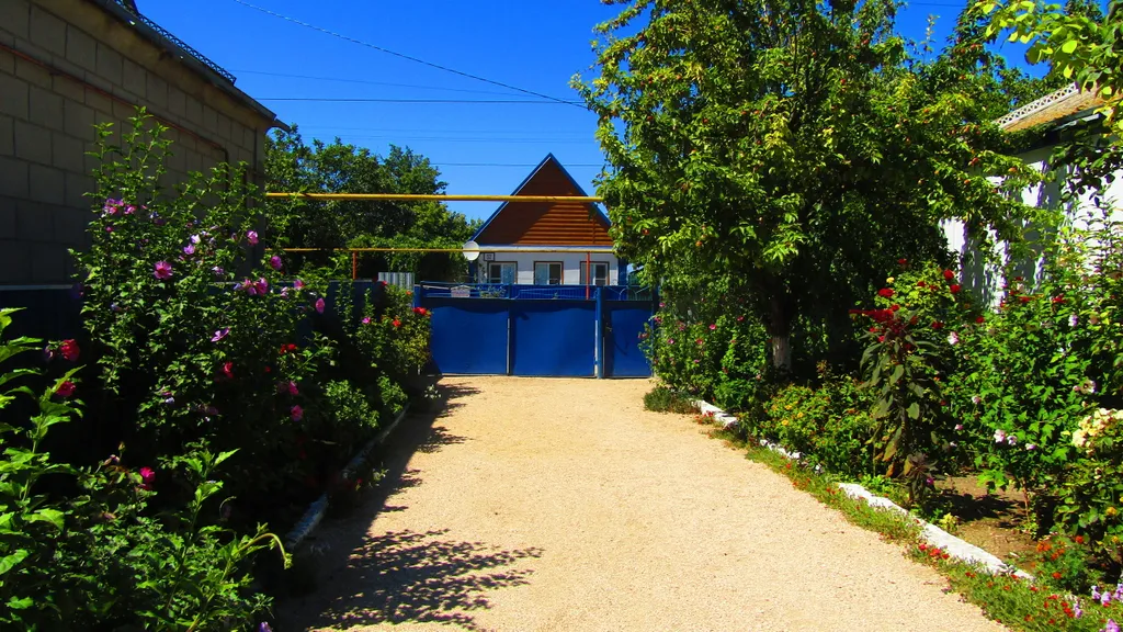 Утопающий в зелени уютный дом