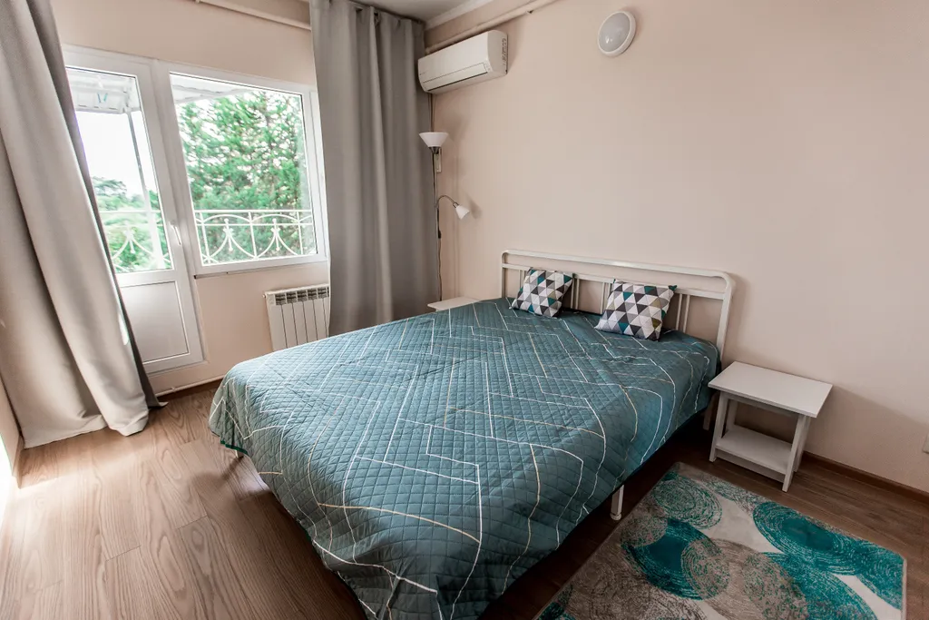 Трёхэтажный таунхаус в живописном месте с большим садом