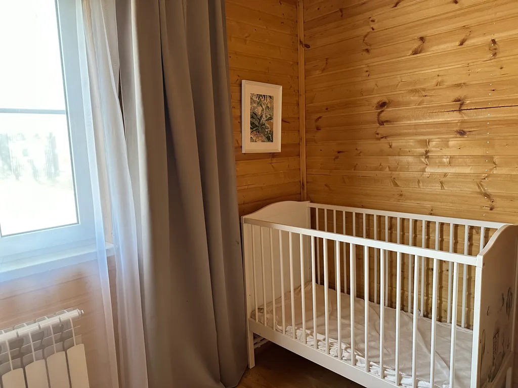 Деревянный коттедж с видом на озеро