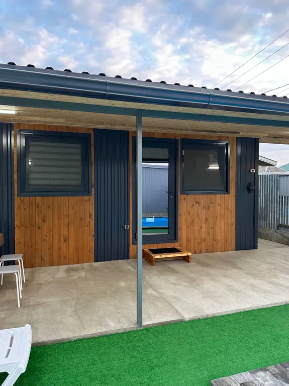 Уютный домик с подогреваемым бассейном для семейного отдыха