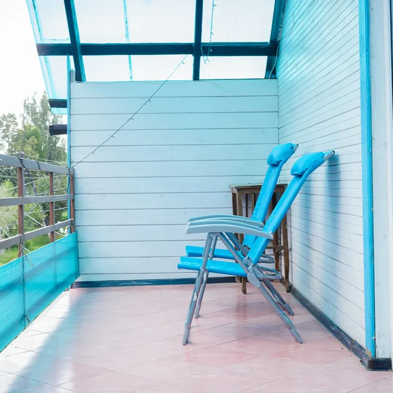 Домик прямо на берегу озера Тосканка