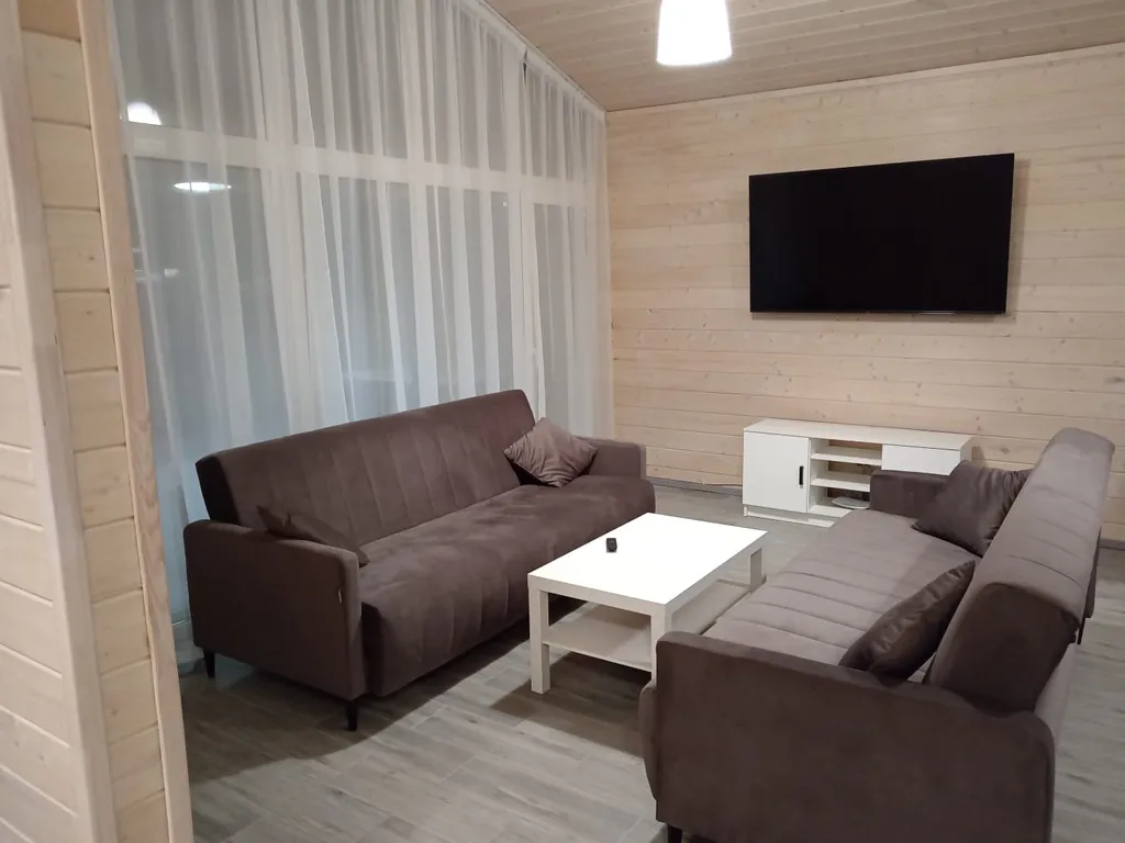 Коттедж Красивый дом у речки — Купанское