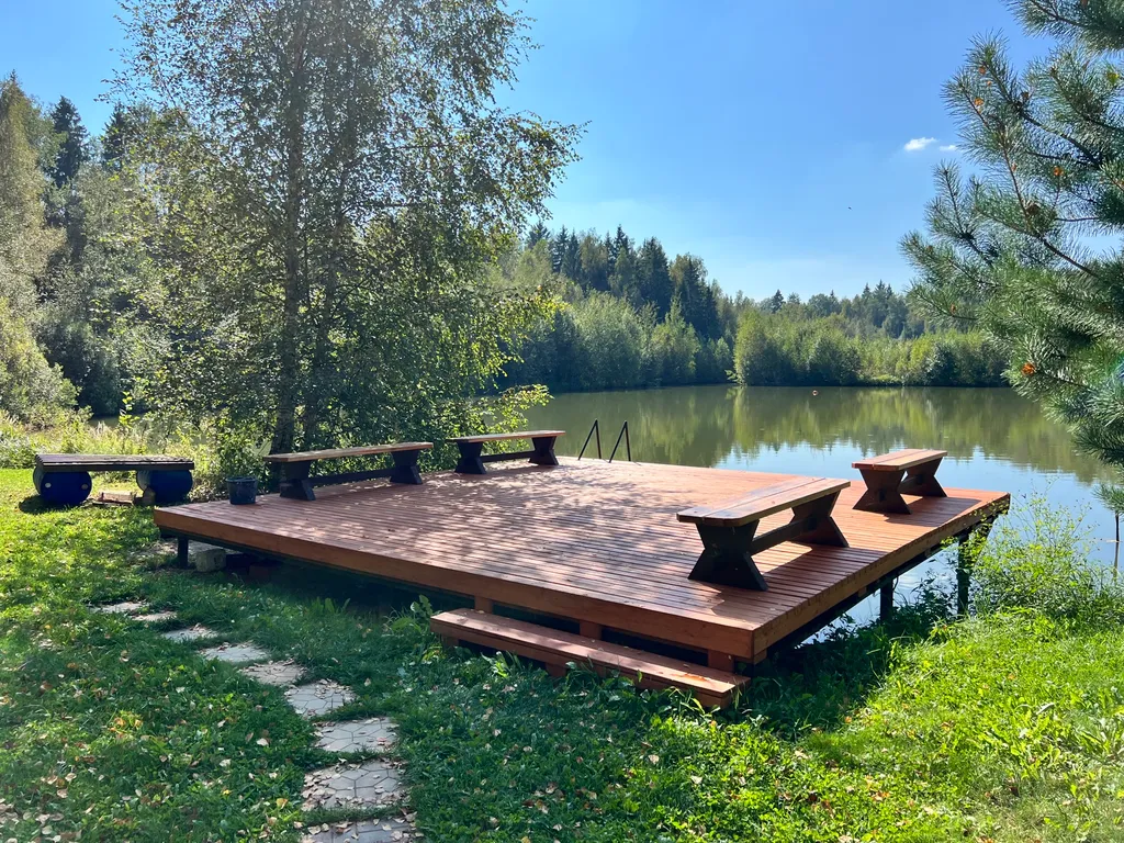 Дом у озера в лесу