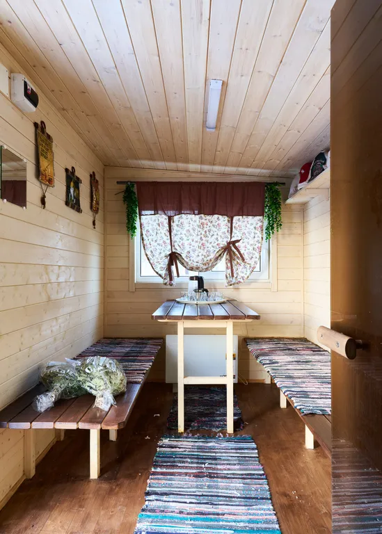 Дом в лесу у озера