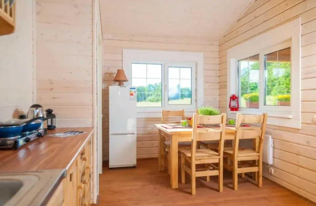 Домик на берегу озера