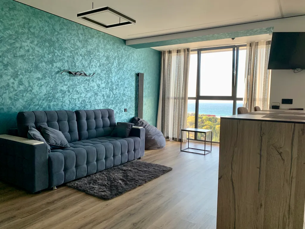 Элитная квартира с панорамным окнами витражами с видом на море