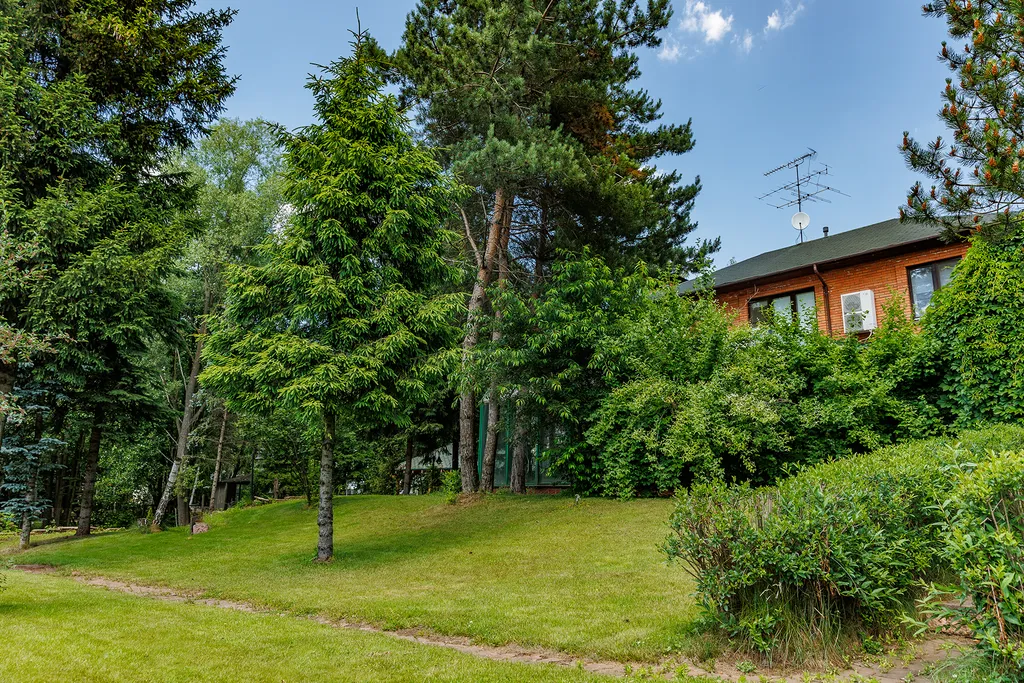 Современный дом с бассейном и сауной для большой компании