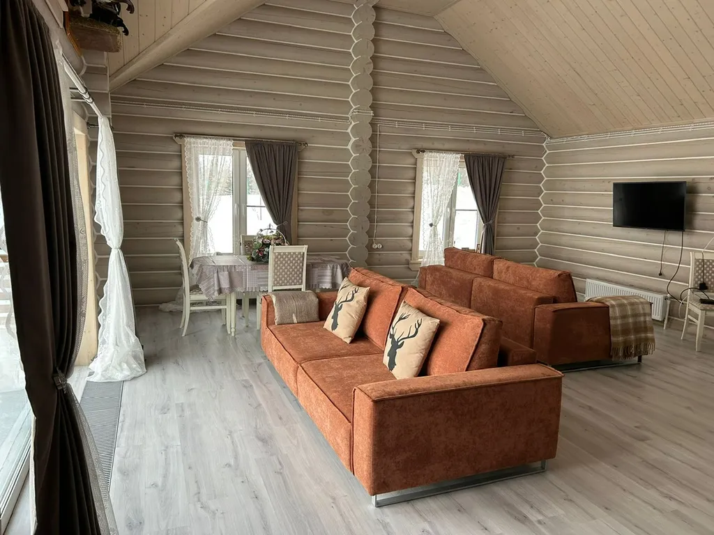 Уютный дом из кедра на берегу реки Волга