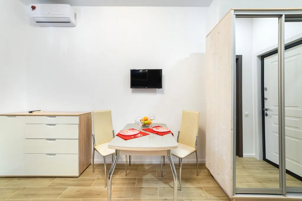 Просторная студия с балконом и видом на горы