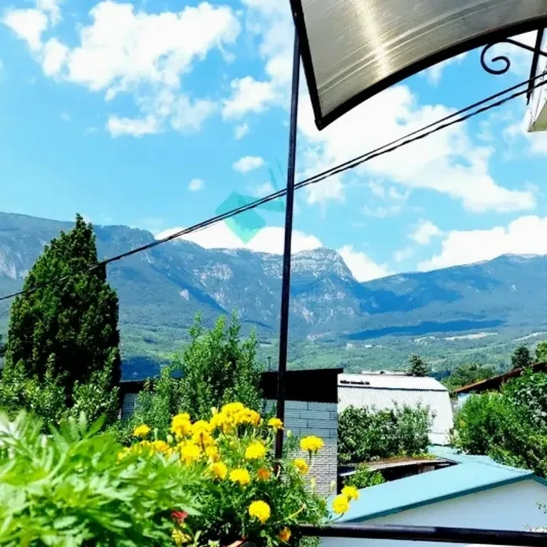 Этаж дома в центре с видом на море и горы