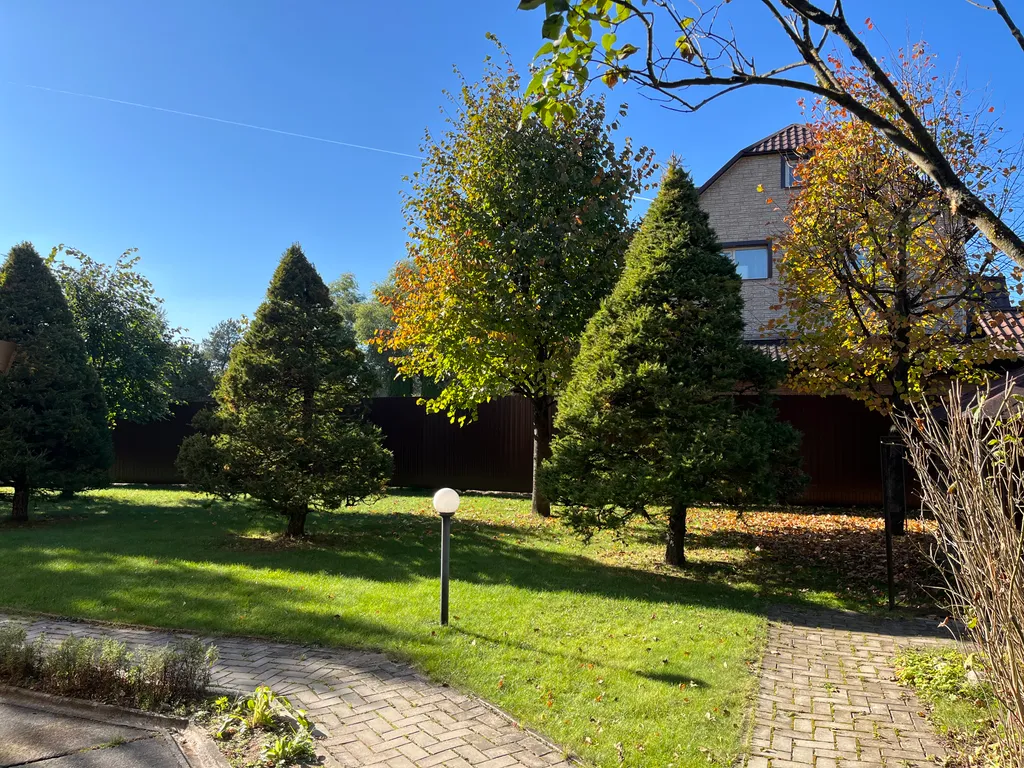 Коттедж в саду