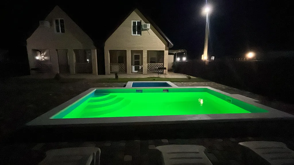 Коттедж с бассейном Азовочка