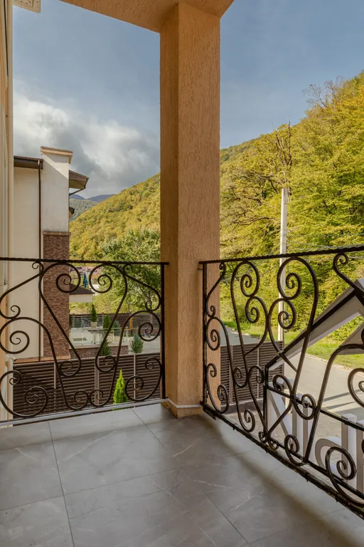 Стильный номер с балконом и кухонной зоной