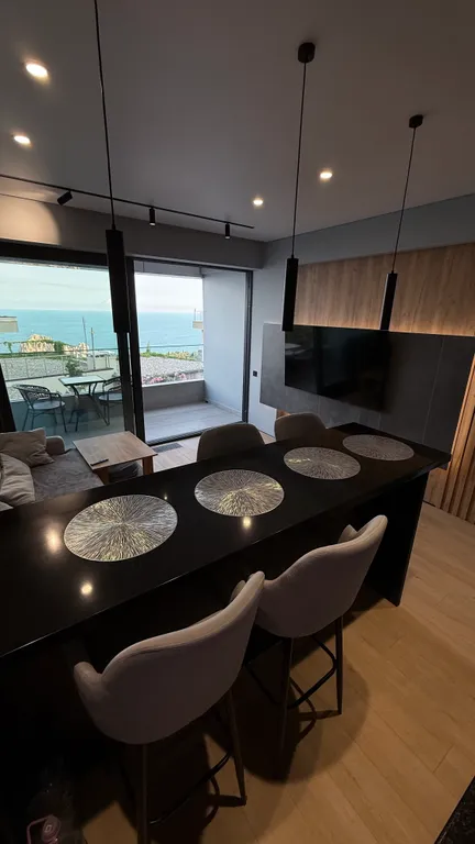 Стильные апартаменты с видом на море и скалы Адалары