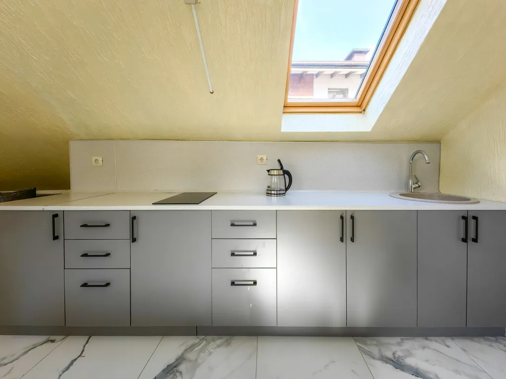 Светлая студия на мансардном этаже с видом на горы