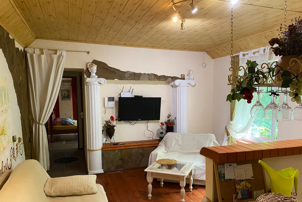 Часть дома у моря с террасой и отдельным входом