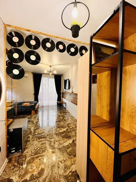 Студия с дизайнерским ремонтом