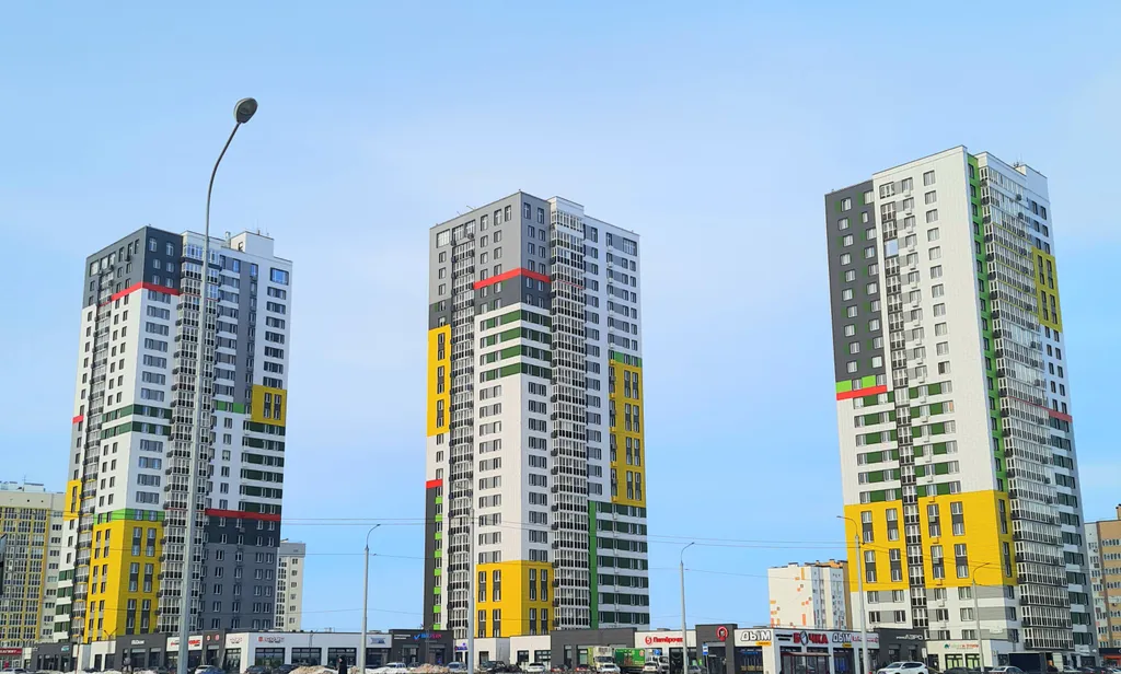 Смотровая квартира с панорамным видом на город с диваном и кроватью