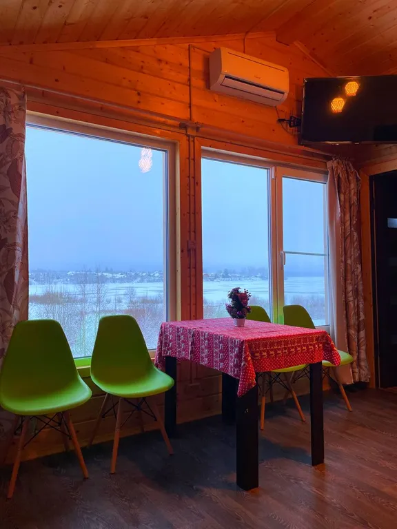 Уютный домик на берегу озера Волго