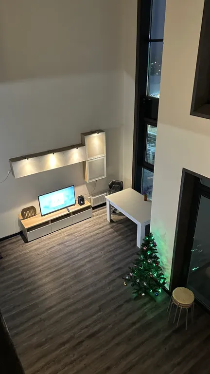 Двухуровневый лофт с 7-метровыми потолками и панорамными окнами