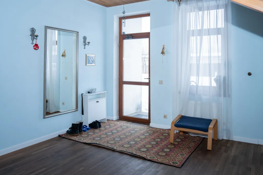 Уютный дом в окружении леса