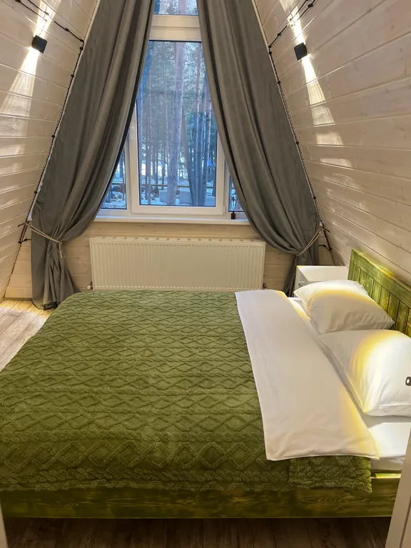 Уютный дом а-фрейм в сосновом лесу